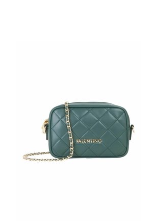 Sac bandoulière en cuir matelassé vert Valentino avec bandoulière chaîne dorée et lettrage logo doré sur le devant.