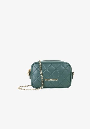 Sac bandoulière en cuir matelassé vert Valentino avec bandoulière chaîne dorée et lettrage logo doré sur le devant.