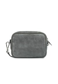 Borsa a tracolla rettangolare compatta in suede grigio con fermagli in metallo argentato e tracolla nera regolabile su sfondo bianco.