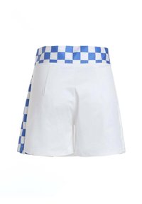 Shorts blancs avec une ceinture à carreaux bleu et blanc et des panneaux latéraux à carreaux assortis.