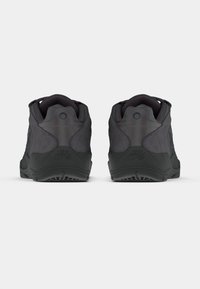 Μαύρα αθλητικά παπούτσια με κορυφή από σουέτ και δίχτυ, επενδυμένο περιλαίμιο και υφασμένη εξωτερική σόλα από καουτσούκ, που παρουσιάζουν κομψό σχεδιασμό στο πίσω μέρος.