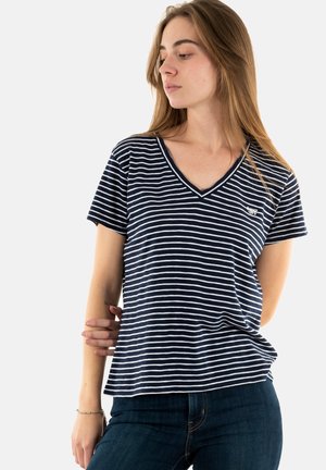 T-shirt rayé bleu marine et blanc à manches courtes, design en V et petit logo sur la poitrine. Tissu doux avec une coupe décontractée.