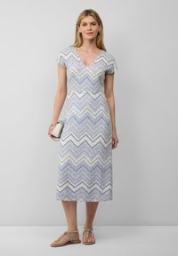 Abito a maniche corte, con scollo a V e motivo zigzag in viola, giallo e bianco. Lunghezza midi con vita aderente e orlo sotto il ginocchio.