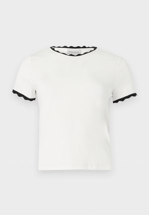 Cămașă albă cu mâneci scurte și tiv negru în formă de valuri pe marginea gulerului și a mânecilor, etichetată Anna Field.