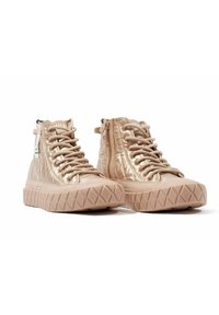 Baskets montantes avec une tige en textile beige brillant ornée de détails matelassés, semelle en caoutchouc contrastante et fermeture à glissière sur le côté.