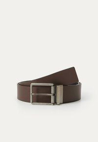 Brauner Ledergürtel mit einer silbernen rechteckigen Schnalle, die eine glatte Textur und ein solides Design aufweist und eine minimalistische Ästhetik zeigt.
