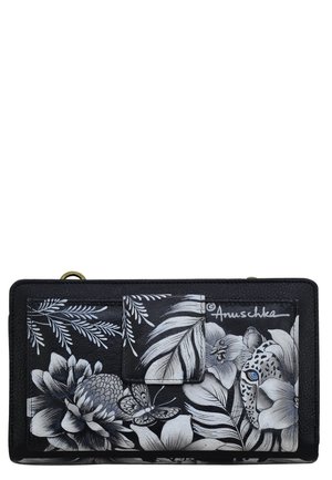 Zwarte portemonnee met witte bloemen- en bladmotieven, een vlinder en een luipaardgezicht met blauwe ogen, gedeeltelijk verborgen tussen de bloemen.