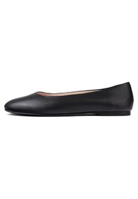 Bailarinas negras hechas de cuero liso, con puntera redondeada y suela baja y plana. Diseño minimalista con una silueta simple y limpia.