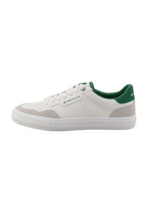 Zapatilla blanca de corte bajo con interior y talón verdes, acentos beige en la puntera, cordones blancos y el logo de "Tom Tailor" en el lateral.