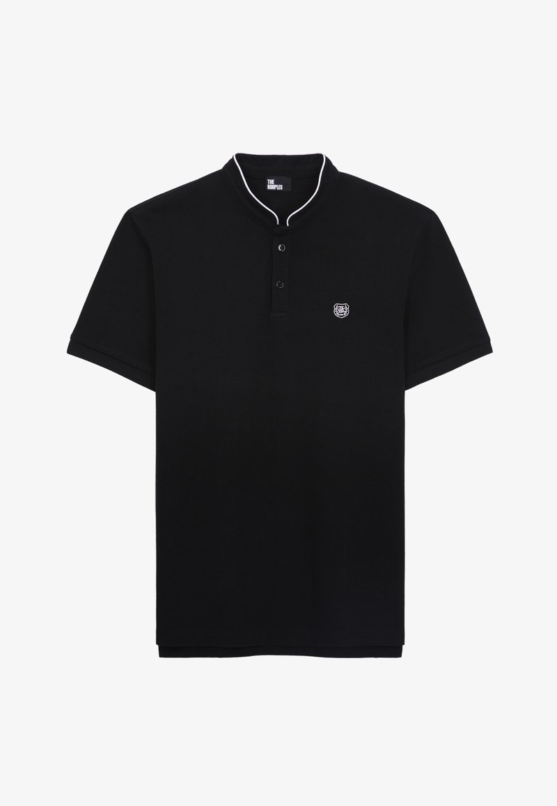 Polo noir à manches courtes avec bord blanc au col, deux boutons et petit logo blanc sur le côté gauche de la poitrine.