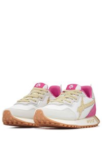 Sneakers bianchi con dettagli in glitter dorato, tallone e linguetta rosa, lacci beige e suola in gomma testurizzata. Presentano un logo distintivo sul lato.