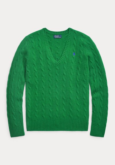 Zelený pletený svetr s výstřihem do V, zdobený copánkovým vzorem, žebrovanými manžetami a lemem, a malým modrým logem na levé hrudi.
