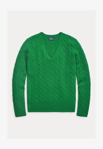 Zelený pletený svetr s výstřihem do V, zdobený copánkovým vzorem, žebrovanými manžetami a lemem, a malým modrým logem na levé hrudi.