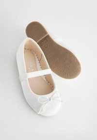 Next BALLET SHOES - Lära-gå-skor - white stain resistant satin