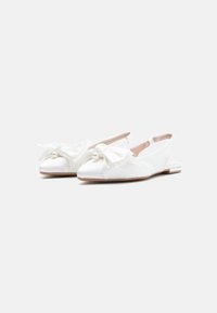 Λευκά παπούτσια slingback από σατέν με μυτερή μύτη, που διαθέτουν μεγάλο φιόγκο και διακοσμητικό μαργαριτάρι στο μπροστινό μέρος, επίπεδη σόλα και απαλό υλικό.