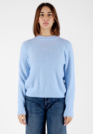 Pull en maille bleu clair, avec un col rond et des manches longues. Fabriqué en matériau doux, il présente une coupe décontractée et un ourlet côtelé.