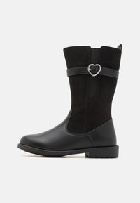 Bottes noires jusqu'aux genoux avec un bout en cuir lisse et un tige en daim, dotées d'une sangle noire avec une boucle en métal en forme de cœur.