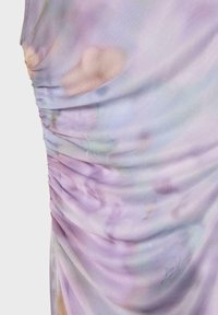 Satin klänning med ett lavendelfärgat blommönster, med rynkad textur längs sidan som skapar en mjuk draperad effekt.
