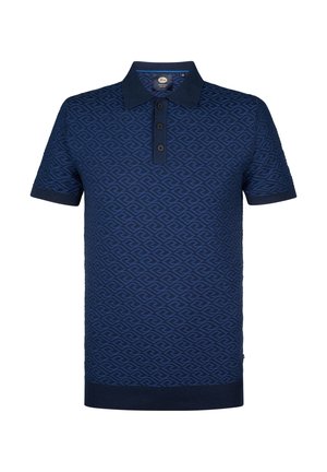 Polo de color azul marino con un patrón geométrico texturizado, tapeta con tres botones y cuello y puños de canalé. Fabricado con material ligero.