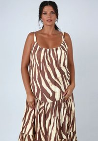 Bruin en crèmekleurige zebraprint maxi-jurk met een ronde halslijn, verstelbare bandjes en gerimpelde details bij het lijfje en de zoom. Zachte stof.