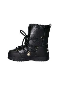 Stivale invernale impermeabile nero con tessuto trapuntato, punta rotonda, lacci, dettagli in oro e suola texturizzata. Presenta una cavigliera arricciata.