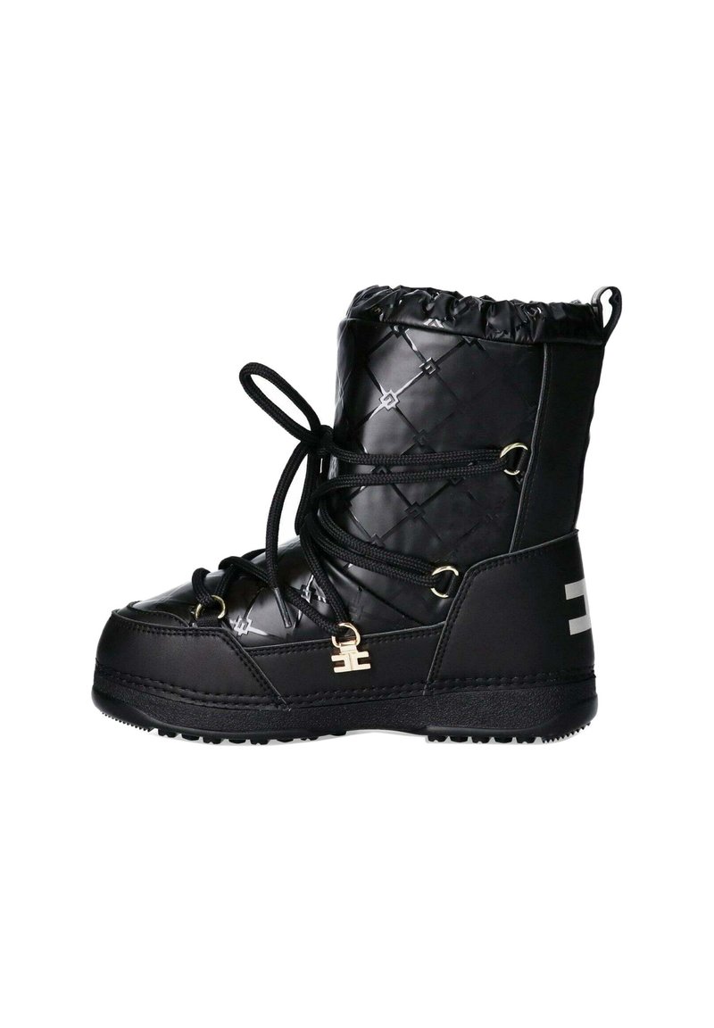 Stivale invernale impermeabile nero con tessuto trapuntato, punta rotonda, lacci, dettagli in oro e suola texturizzata. Presenta una cavigliera arricciata.
