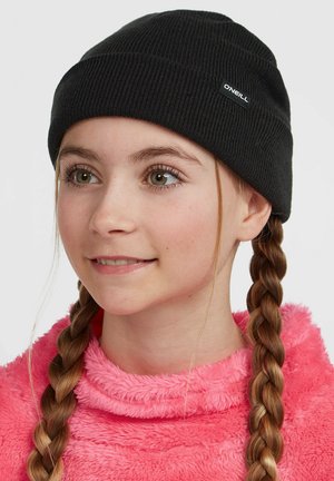 Musta ribbed beanie-hattu pienellä O'Neill-logotarralla. Mallilla on päällään teksturoitu vaaleanpunainen fleece-paita, ja hänen hiuksensa on punottu.