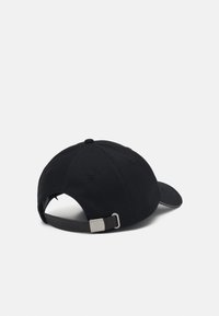 Cappellino in cotone nero con visiera curvata, fascia regolabile sul retro e dettaglio in metallo. Design semplice senza loghi visibili.