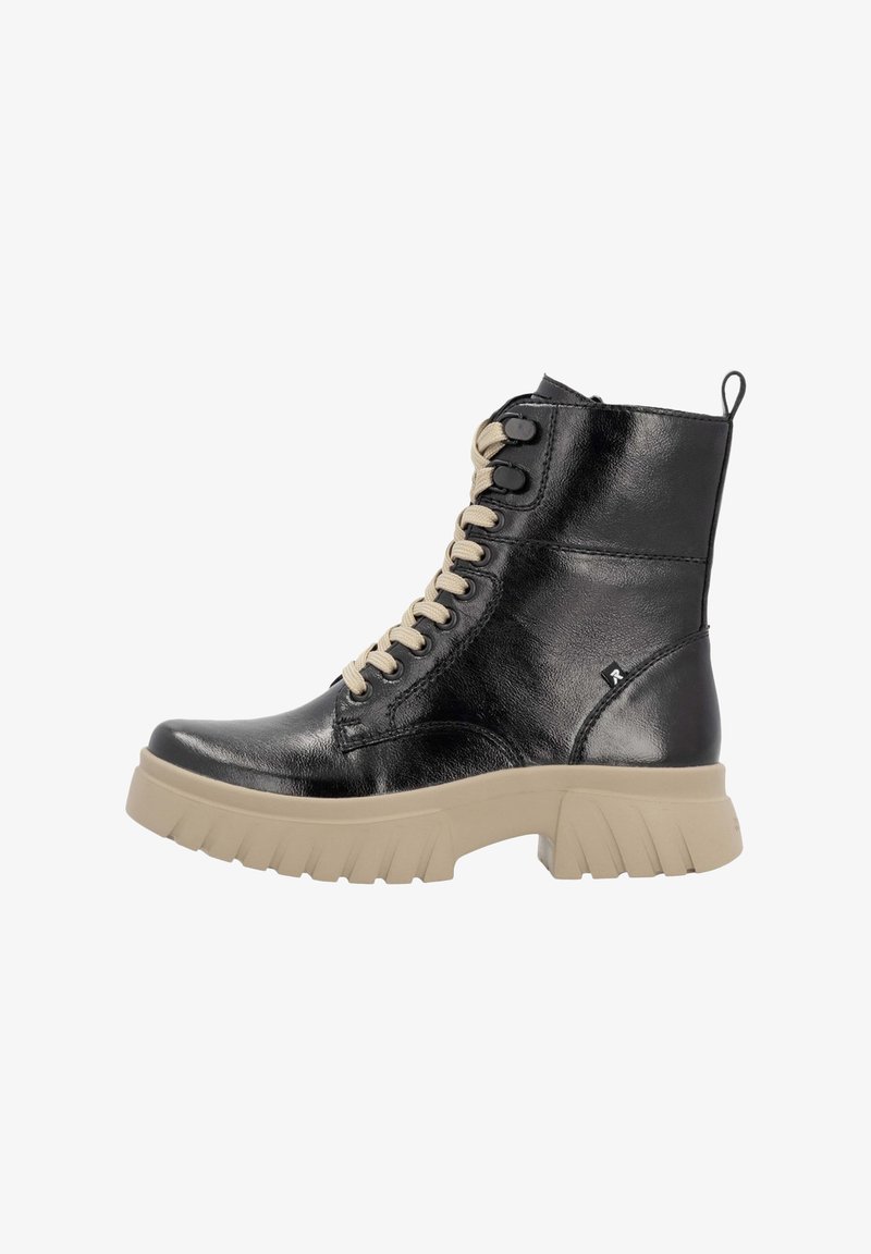 Botas de tobillo de cuero negro con cordones beige, suela gruesa beige y un lazo para ponérselas fácilmente. Textura suave y diseño elegante.