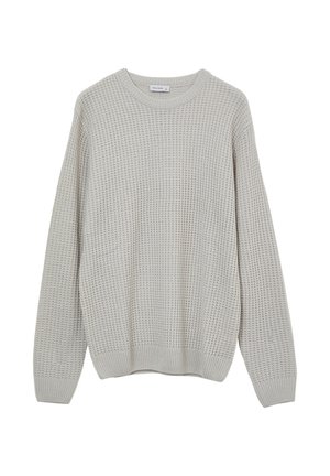 Pull en tricot gris clair avec un col rond, des épaules tombantes et des poignets et un ourlet côtelés. La texture est douce avec un motif tissé.