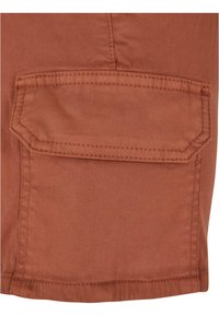 Shorts cargo de couleur orange rouille, fabriqués en tissu durable, avec une poche plaquée carrée présentant un contour cousu pour plus de détails.