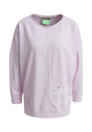 Hellrosa langärmliges Sweatshirt mit lockerem Schnitt, rundem Ausschnitt, einer zentralen Naht und weißem Schriftzug mit einer kleinen roten Blume in der Nähe des Saums.