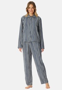 Marineblauw en witte gestreepte katoenen pyjama set met een kraag en een knoopsluiting, plus bijpassende losse broek. Zachte textuur, lange mouwen.