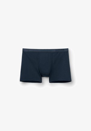 Dunkelblaue Boxer-Shorts aus weichem Stoff, mit einem engen Design, das eine horizontale Naht und ein dezentes Logo am Bund aufweist.