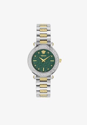 Kerek Versace óra zöld mintázatú számlappal, ezüst és arany színű fém szíjjal, valamint görög kulcs mintázattal a kereten. Arany mutatók és jelzések.