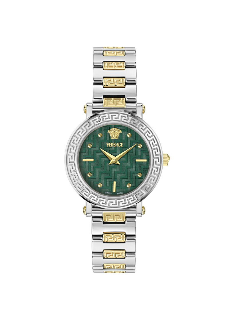 Kerek Versace óra zöld mintázatú számlappal, ezüst és arany színű fém szíjjal, valamint görög kulcs mintázattal a kereten. Arany mutatók és jelzések.