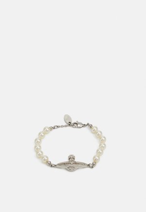 Pulseira de pérolas com ferragens em prata, fecho decorativo central com um design geométrico e pequenas pedras brilhantes, finalizada com um fecho tipo lagosta.