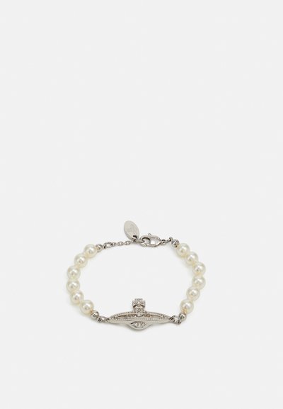 Bracelet en perles avec quincaillerie en argent, fermoir décoratif central avec un design géométrique et de petites pierres à rhinestones, terminé par un fermoir à homard.