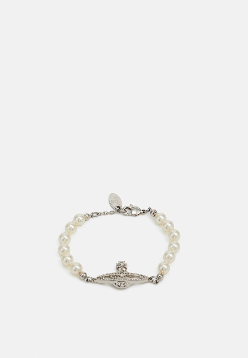 Bracciale di perle con hardware in argento, chiusura decorativa centrale con design geometrico e piccoli strass, rifinito con una chiusura a gancio.