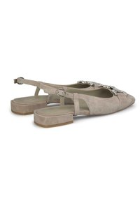 Scarpe slingback in suede beige con suola piatta, dettagli decorativi in strass e cinturino con fibbia sul retro per una calzata sicura.