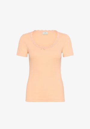Perzikkleurig t-shirt met korte mouwen, gemaakt van zachte stof, met een geschulpte kanten halslijn en een klein strikje op het midden voor.