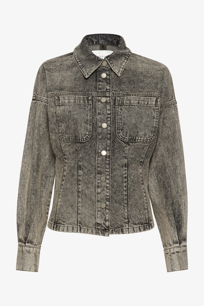 Veste en denim avec un délavage noir et gris, coupe structurée, manches longues, col pointu, boutons à l'avant et deux poches poitrine.
