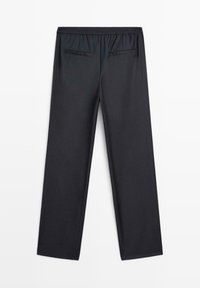 Zwarte, rechte broek met een elastische tailleband. Bevat twee achterzakken. Het materiaal lijkt glad en licht reflecterend.