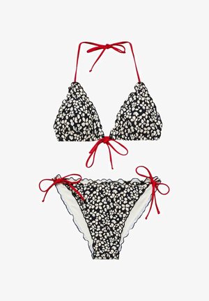Černý bikini set s bílým listovým vzorem, který obsahuje trojúhelníkový vršek a zavazování. Doplněný červenými šňůrkami a vlnkovými okraji na obou kusech.