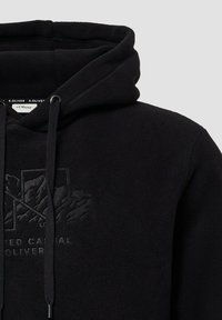 Czarny polarowy hoodie z kapturem na sznurki, wytłoczonym logo górskim oraz tekstem marki z przodu. Miękka tekstura z gładkim wykończeniem.