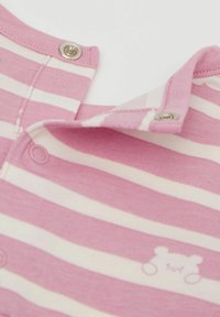 Rosa und weiße gestreifte Baumwollstrampler mit Druckknopfverschluss am Kragen und einem kleinen Bärenmotiv nahe dem Saum. Weiche Textur.
