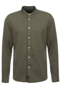 Oliwkowa koszula z długim rękawem i kołnierzykiem mandarynkowym, z zapięciem na guziki z przodu, zdobiona siedmioma beżowymi guzikami.