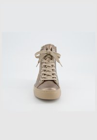 High-Top-Sneaker aus metallisch bronzefarbenem Leder mit beigen Schnürsenkeln, ausgestattet mit einem Seitenreißverschluss und einer Gummisohle. Glatte Textur und schlichtes Design.