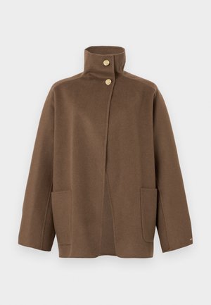 Veste en laine marron avec col montant, deux boutons dorés, manches longues et poches plaquées à l'avant sur fond blanc.