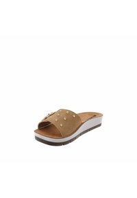 Sandal in suède marrone con borchie dorate, punta aperta, soletta imbottita e suola platform bianca. Presenta un dettagli decorativo sulla fascia.